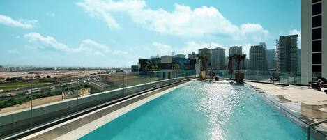 2 من حمّامات السباحة الخارجية، مقاعد للتشمس