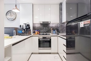 Full-size fridge, microwave, oven, stovetop