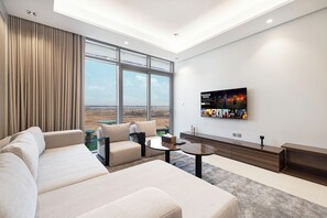 TV plasma 50-inch có truyền hình vệ tinh, đồ chơi, sách