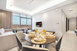 TV plasma 50-inch có truyền hình vệ tinh, đồ chơi, sách