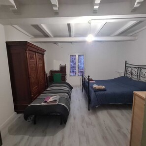1 chambre, bureau, fer et planche à repasser, Wi-Fi gratuit