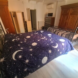 1 soverom, skrivebord, strykejern/-brett og wi-fi (inkludert)