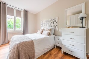 3 bedrooms, iron/ironing board, Internet, bed sheets