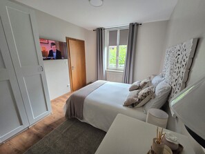 3 bedrooms, iron/ironing board, internet, bed sheets