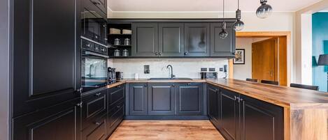 Mikrovågsugn, ugn, spishäll och diskmaskin