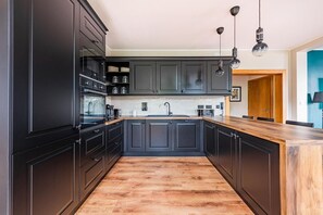 Micro-ondes, four, plaque de cuisson, lave-vaisselle