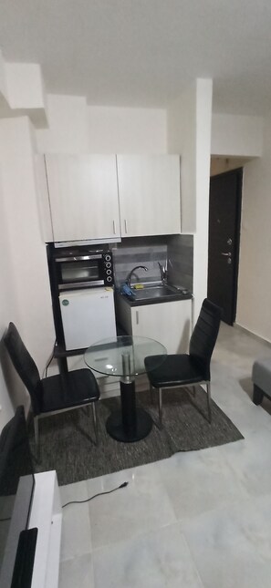 Fridge, oven, coffee/tea maker