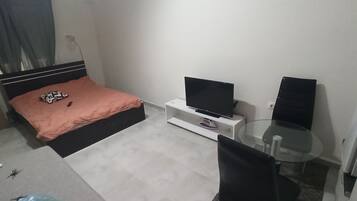 1 bedroom, iron/ironing board, internet