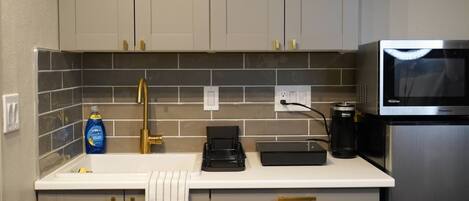 冷蔵庫、電子レンジ、コンロ、コーヒー / ティーメーカー