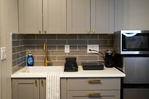 Kjøleskap, mikrobølgeovn, kokeplater og kaffetrakter/tekoker