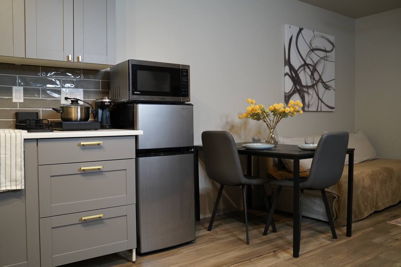 Kjøleskap, mikrobølgeovn, kokeplater og kaffetrakter/tekoker