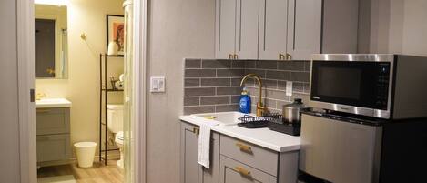 Frigorífic, microones, placa de cuina i cafetera i tetera