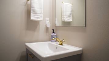 Suihku, hiustenkuivaaja, pyyhkeet, saippua