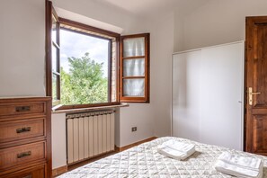 2 bedrooms, iron/ironing board, travel cot, free WiFi