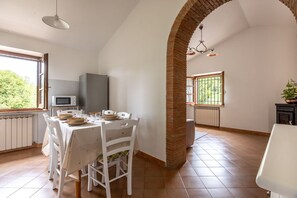 Dining - Stunning  villa for 4 guests with WIFI, TV and pets allowed, close to Montepulciano (Chiusi)