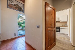 Fridge, oven, stovetop, coffee/tea maker