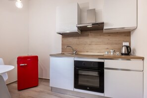 Fridge, oven, stovetop, coffee/tea maker