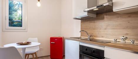 Fridge, oven, stovetop, coffee/tea maker