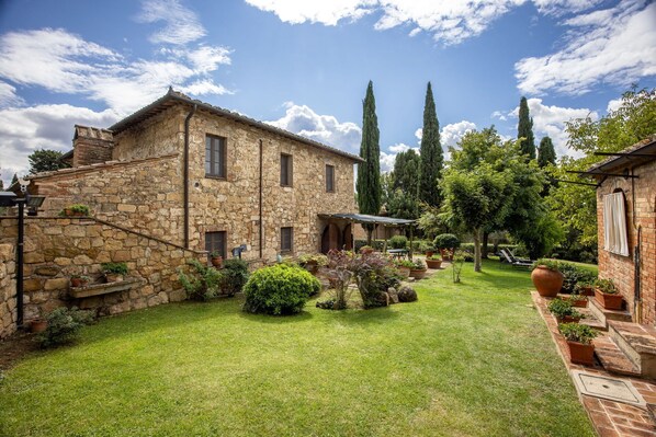 Exterior - Beautiful apartment in villa for 6 people with A/C, WIFI, TV and veranda, close to Montepulciano (Monticchiello)