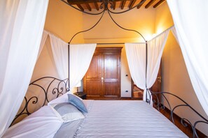 3 bedrooms, iron/ironing board, travel cot, free WiFi