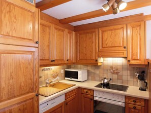 Réfrigérateur, four à micro-ondes, un four, lave-vaisselle