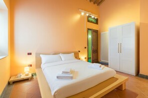 8 bedrooms, travel crib, free WiFi
