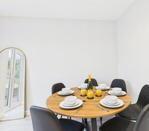 Dining - Modern 3-Bed Home, Flexible 4th Room, Sleeps 8 (Hampshire)