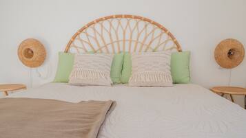 5 bedrooms, iron/ironing board, WiFi, bed sheets