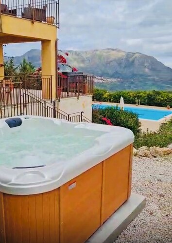 Sundrenched Sicilian Villa - Pool, Hot Tub, Gym, Sauna - Sleeps 10 Near Palermo