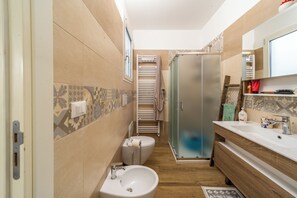 Douche, séchoir à cheveux, bidet, serviettes fournies