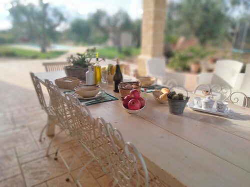 VILLA GINEVRA: typical Salento pajara with swimming pool in the Salento countryside.