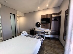 Double Room | Peti besi dalam bilik, meja, ruang kerja komputer riba 