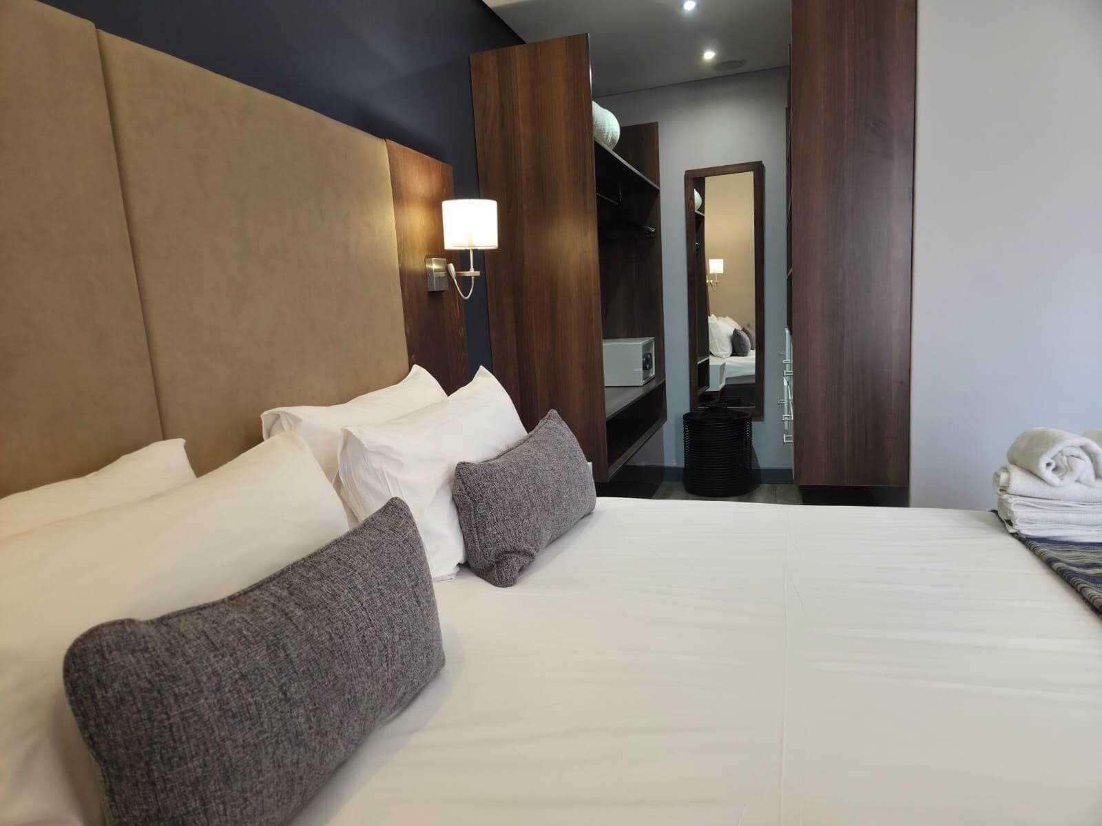 Suite | In-room safe, desk, laptop workspace, blackout drapes