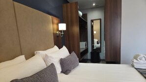 Suite | Peti besi dalam bilik, meja, ruang kerja komputer riba