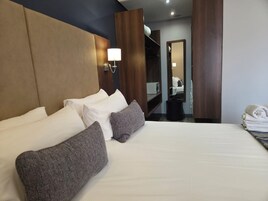 Suite | In-room safe, desk, laptop workspace, blackout drapes