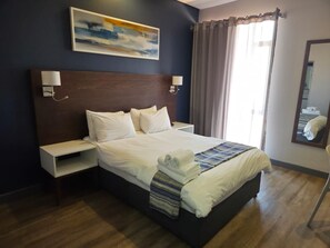 Dobbeltrom | Safe på rommet, skrivebord og skrivebord for bærbar PC