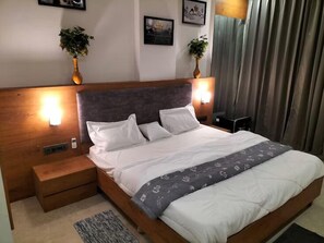 Suite clásica, balcón | Tabla de planchar con plancha y wifi gratis