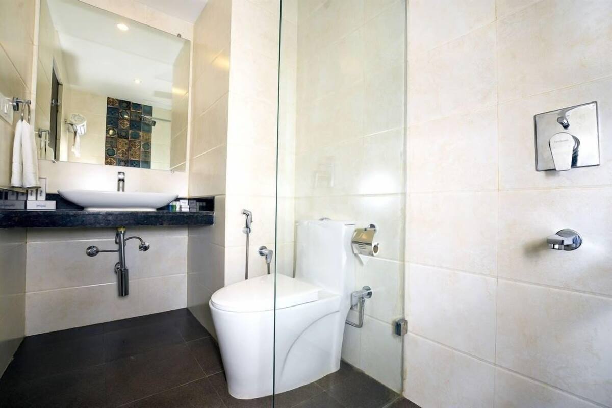 Superior Double Room, Balcony, City View | Bathroom | Shower, free toiletries, hair dryer, towels