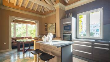 Een magnetron, een oven, een kookplaat, een vaatwasser