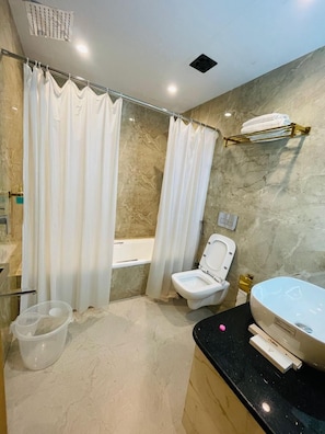 Family Suite | Bathroom