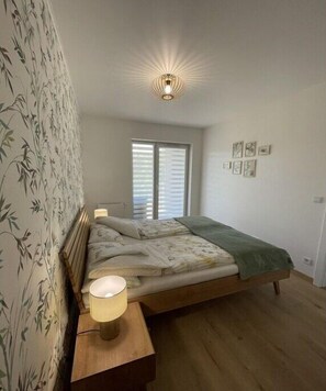 1 quarto, ferros/tábuas de passar roupa, roupa de cama
