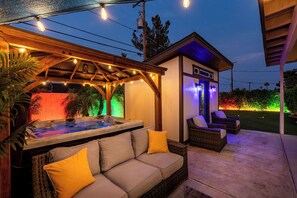 Outdoor spa tub - Jewel of Scottsdale, Epic game room and Hot tub, close to Old Town (Scottsdale)