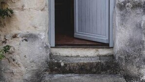 A door with a number sign, a staircase, and a plant. - Le Clos du Maraicher Villandry (Villandry)