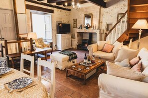 Smart TV, fireplace, books, stereo