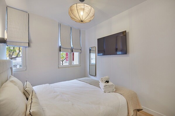 2 bedrooms, desk, iron/ironing board, bed sheets