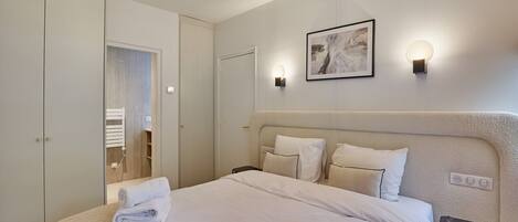 2 slaapkamers, een strijkplank/strijkijzer, beddengoed