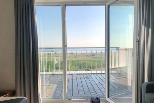 Great penthouse with 20 sqm roof terrace, North Sea view, sauna and hot tub!