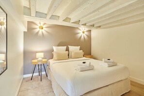 2 bedrooms, desk, iron/ironing board, internet