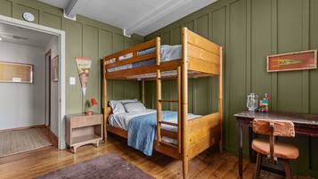 4 bedrooms, desk, travel crib, free WiFi