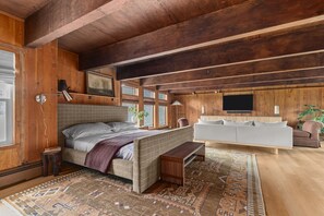 4 bedrooms, desk, travel cot, free WiFi